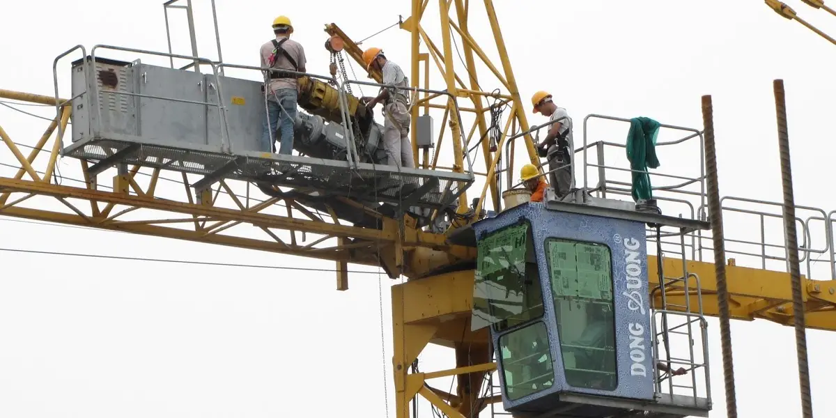 Nhân sự vận hành cẩu tháp