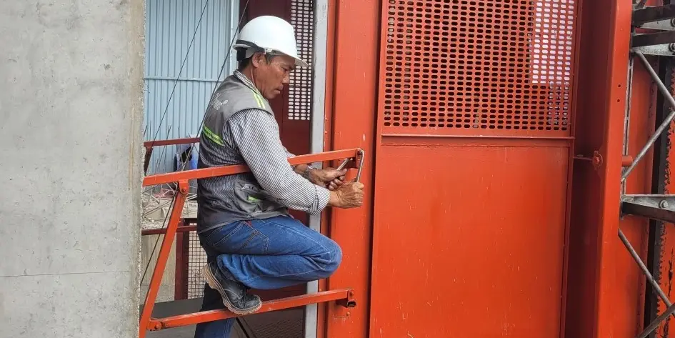 Nhân sự vận hành vận thăng