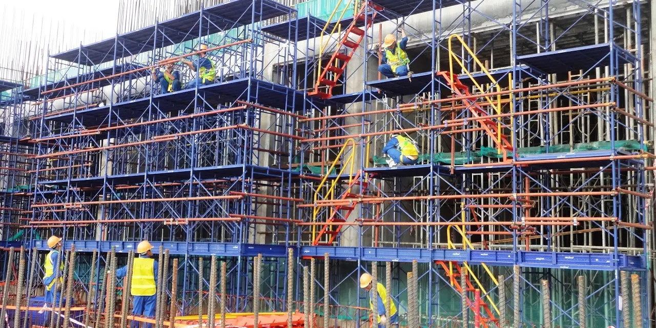 Lắp dựng giàn giáo